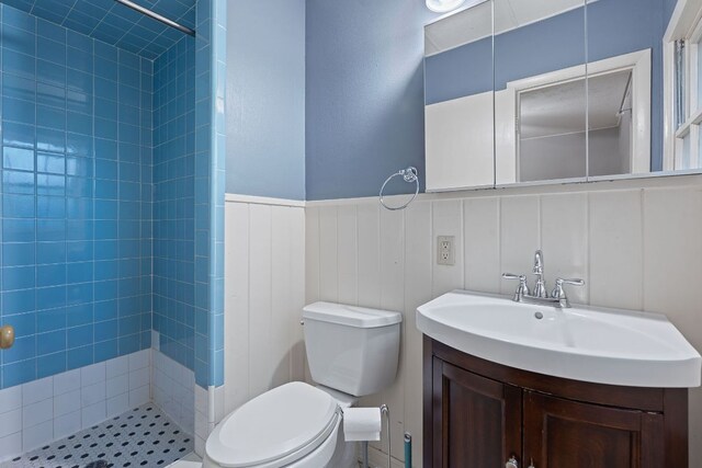 10000 Gail Rd, Austin, TX 78748 - bathroom featuring tiled shower, vanity, and wainscoting