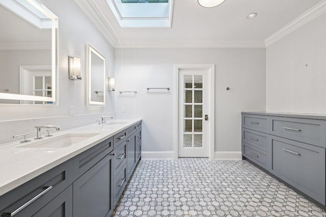 5 Green Ln, Austin, TX 78703 - full bath featuring a skylight, double vanity, and ornamental molding