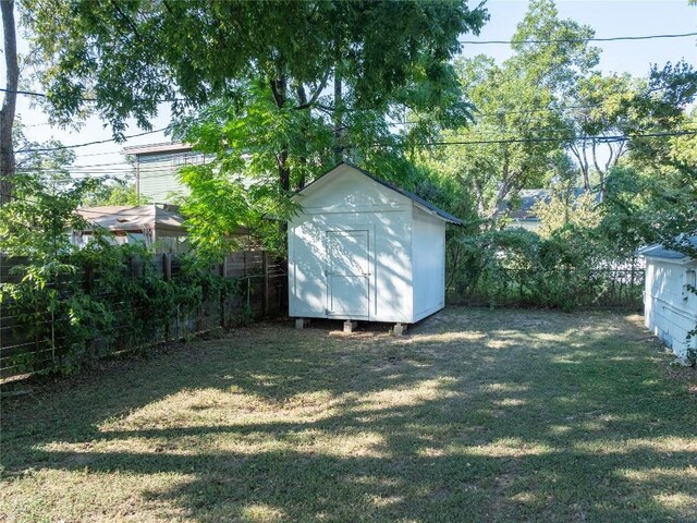 1028 E 43rd St, Austin, TX 78751 - fenced backyard featuring a storage shed