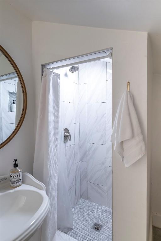 1028 E 43rd St, Austin, TX 78751 - bathroom with a tile shower