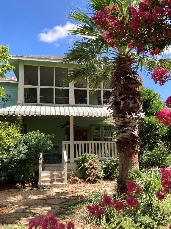 903 E 14th St, Austin, TX 78702 - view of front facade with a porch
