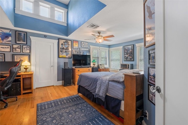 903 E 14th St, Austin, TX 78702 - bedroom with wood finished floors, a desk, multiple windows, and a ceiling fan