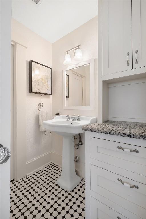 903 E 14th St, Austin, TX 78702 - bathroom featuring baseboards
