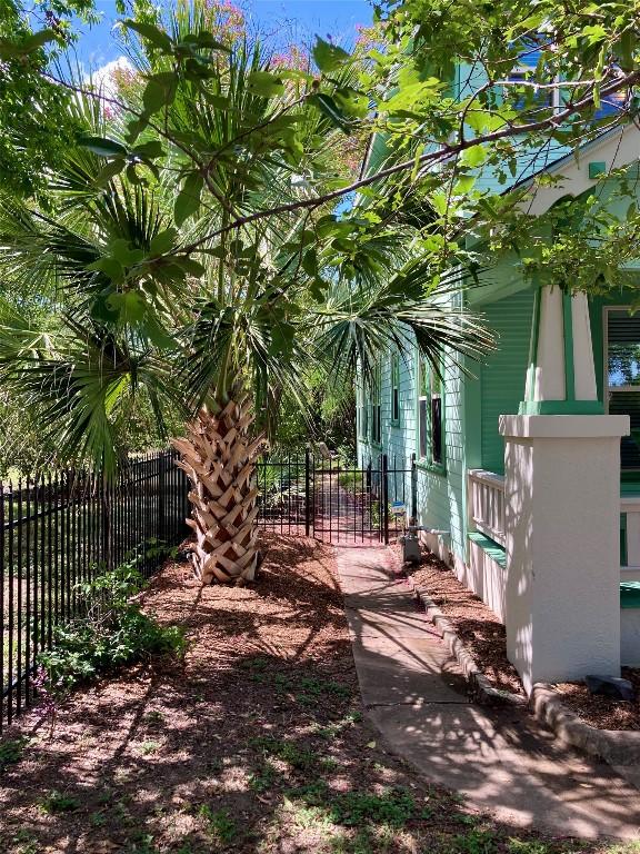 903 E 14th St, Austin, TX 78702 - view of side of home