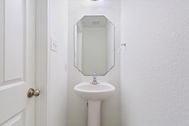 3211 Malmaison Rd, Killeen, TX 76542 - bathroom featuring a textured wall