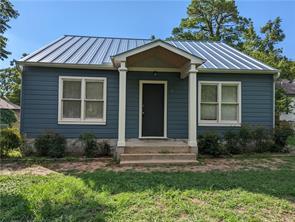 308 Taylor Rd, Elgin, TX 78621 - bungalow-style home featuring a standing seam roof, a metal roof, and a front lawn