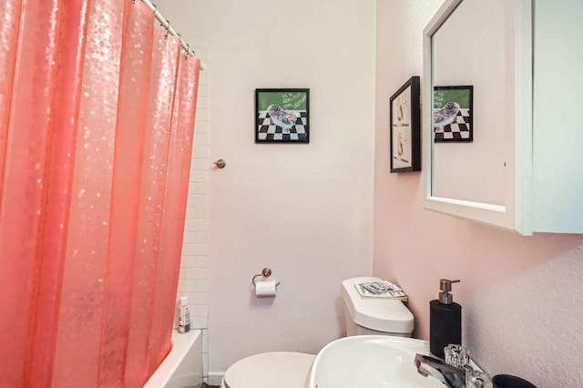 5605 Tura Ln, Austin, TX 78721 - bathroom featuring toilet and shower / tub combo