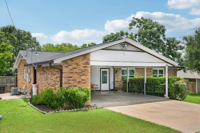 709 Harvey Ave, Burnet, TX 78611 - single story home featuring brick siding, driveway, and a carport