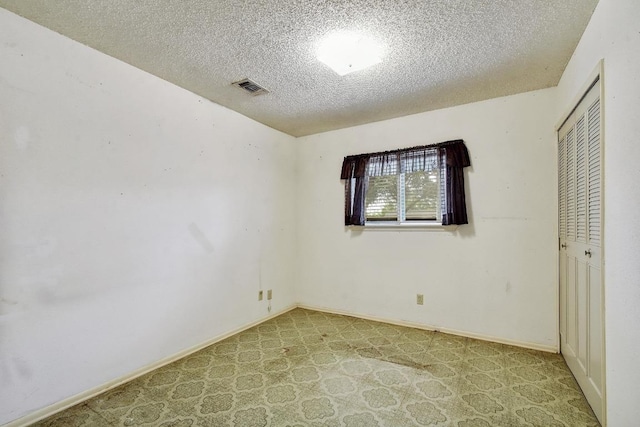 7546 Leafy Hollow Ct, Live Oak, TX 78233 - unfurnished bedroom featuring a textured ceiling, light carpet, and a closet