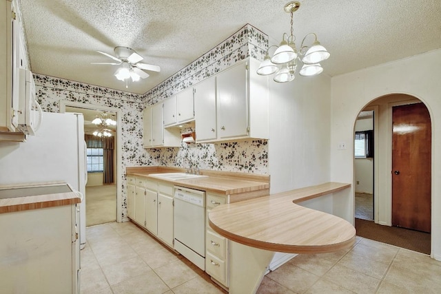 7546 Leafy Hollow Ct, Live Oak, TX 78233 - kitchen with white appliances, a chandelier, arched walkways, a textured ceiling, and ceiling fan