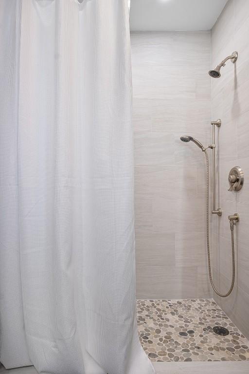 13516 Caldwell Dr, Austin, TX 78750 - bathroom featuring tiled shower