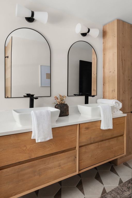 1405 Ridgehaven Dr, Austin, TX 78723 - bathroom featuring double vanity