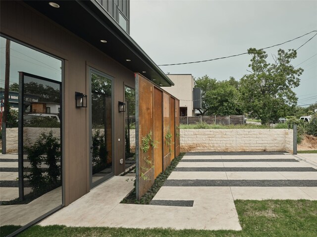 412 Kemp St, Austin, TX 78741 - view of patio