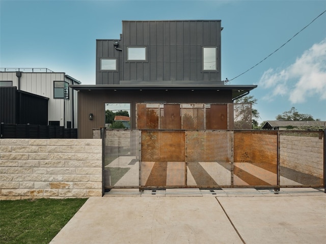 412 Kemp St, Austin, TX 78741 - view of front facade with board and batten siding