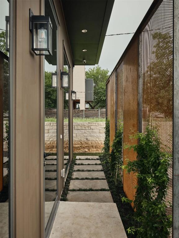 412 Kemp St, Austin, TX 78741 - view of patio / terrace