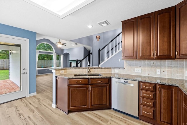 9105 Trickle Trace Trl, Round Rock, TX 78681 - kitchen with dishwasher, a peninsula, plenty of natural light, light wood-type flooring, and vaulted ceiling