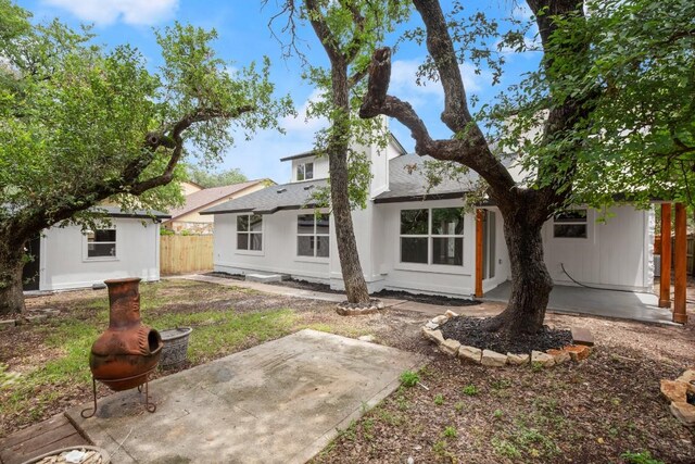 11462 Bristle Oak Trl, Austin, TX 78750 - back of property with a patio area