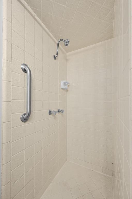 4800 Lansing Dr, Austin, TX 78745 - full bathroom with tiled shower