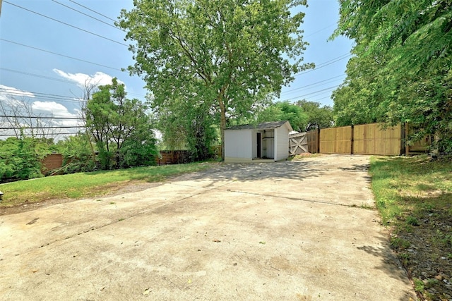 1200 Walnut Ave, Austin, TX 78702 - view of yard featuring a storage unit and concrete driveway