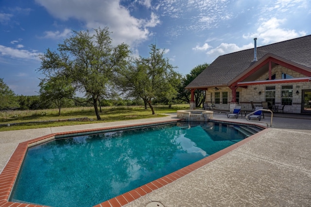 1050 Twisted Oak Dr, Horseshoe Bay, TX 78657 - view of swimming pool with a patio area, ceiling fan, and a pool with connected hot tub