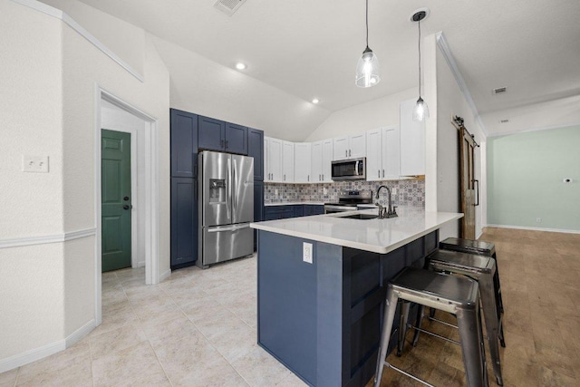 1409 Castle Ridge Dr, Harker Heights, TX 76548 - kitchen featuring stainless steel appliances, a peninsula, a kitchen breakfast bar, lofted ceiling, and decorative backsplash