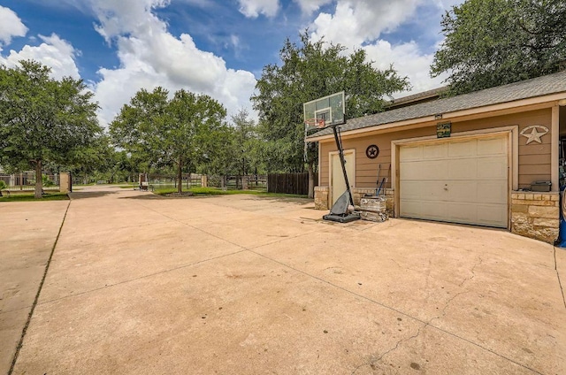 195 Heritage Oaks Dr, Cedar Creek, TX 78612 - view of sport court