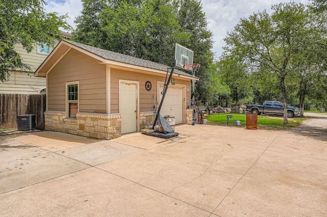 195 Heritage Oaks Dr, Cedar Creek, TX 78612 - view of outbuilding with driveway and a garage