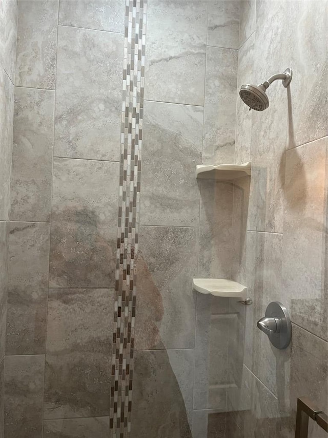 108 W Keamuku Ct, Bastrop, TX 78602 - full bath featuring a tile shower