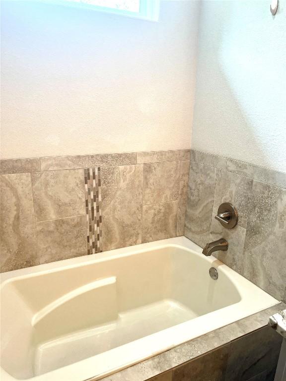 108 W Keamuku Ct, Bastrop, TX 78602 - full bathroom featuring a garden tub