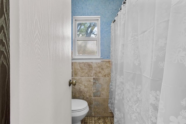 1305 Doonesbury Dr, Austin, TX 78758 - full bath with tile walls, a shower with curtain, and tile patterned flooring