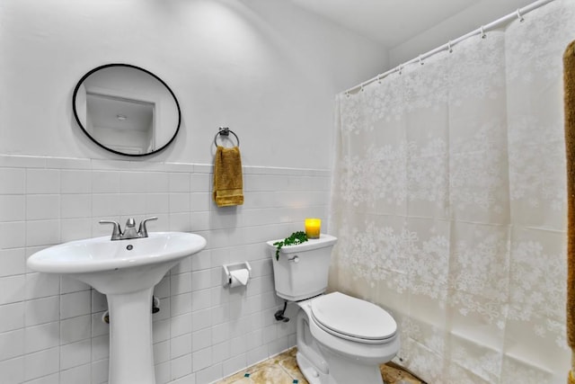1305 Doonesbury Dr, Austin, TX 78758 - full bathroom with curtained shower, tile walls, and tile patterned floors