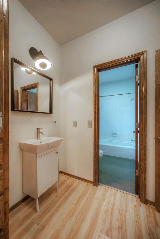 6605 Ladera Norte, Austin, TX 78731 - bathroom featuring vanity, wood finished floors, and a bathtub