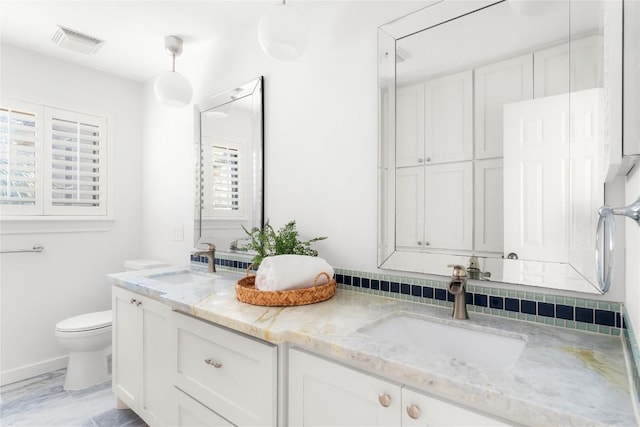 9309 Cedar Forest Dr, Austin, TX 78750 - bathroom with double vanity and toilet