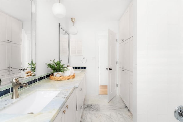 9309 Cedar Forest Dr, Austin, TX 78750 - bathroom with double vanity and marble look tiles