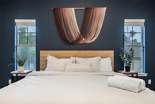 220 Meadow Oaks Dr, Dripping Springs, TX 78620 - bedroom with a textured wall