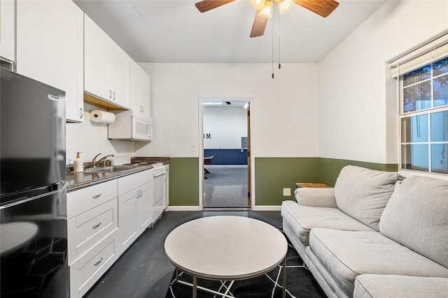 220 Meadow Oaks Dr, Dripping Springs, TX 78620 - living area with ceiling fan and baseboards