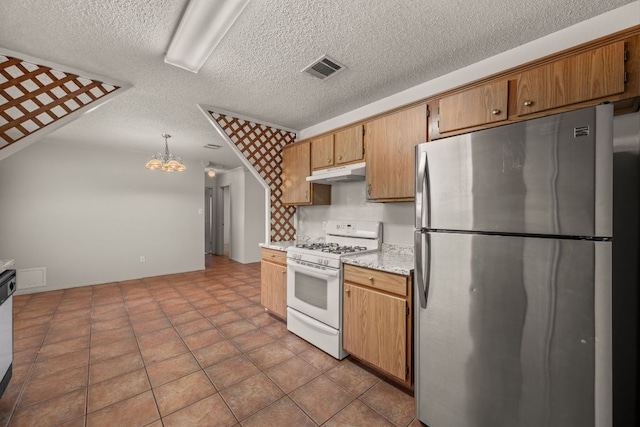 1625 Sylvia Ct, Round Rock, TX 78681 - kitchen featuring stainless steel appliances, under cabinet range hood, a chandelier, a textured ceiling, and hanging light fixtures