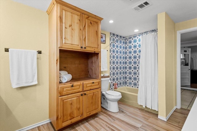 17205 County Line Rd, Elgin, TX 78621 - full bathroom featuring shower / bath combo with shower curtain, wood finished floors, and recessed lighting