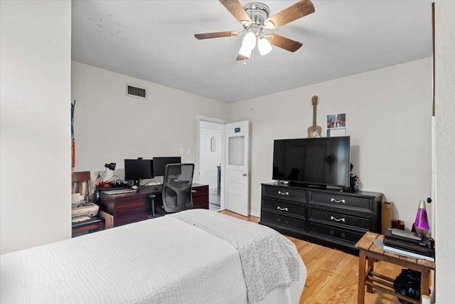 17205 County Line Rd, Elgin, TX 78621 - bedroom featuring light wood-style flooring, a desk, and ceiling fan