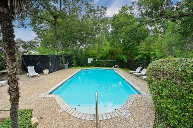 3839 Dry Creek Dr Unit 207, Austin, TX 78731 - view of swimming pool featuring a fenced backyard, a patio area, and view of wooded area