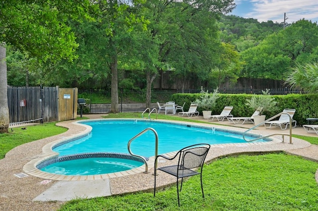 3839 Dry Creek Dr Unit 207, Austin, TX 78731 - view of pool featuring a pool with connected hot tub and a patio area