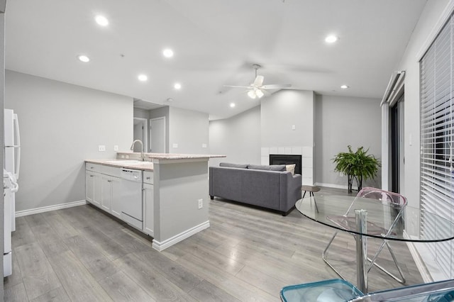 3839 Dry Creek Dr Unit 207, Austin, TX 78731 - kitchen with dishwasher, a ceiling fan, a peninsula, light wood-style flooring, and light countertops