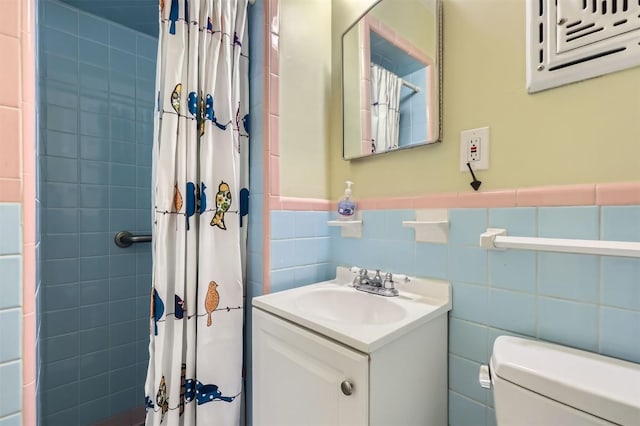 1610 Broadmoor Dr, Austin, TX 78723 - bathroom with tile walls, tiled shower, vanity, and a wainscoted wall