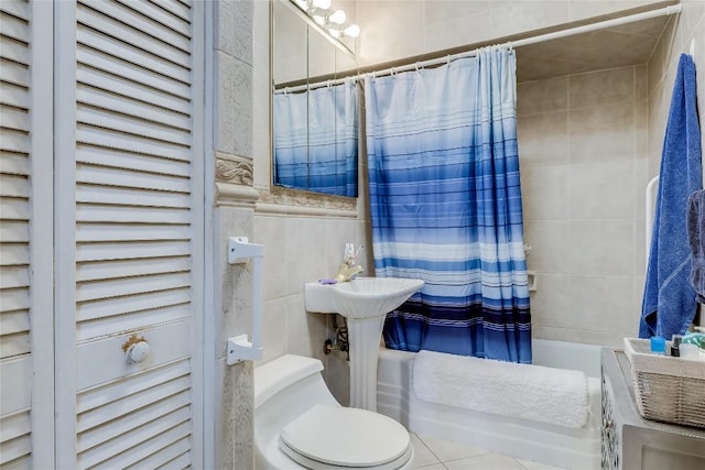 1506 Alguno Rd, Austin, TX 78757 - bathroom featuring shower / tub combo with curtain and a closet