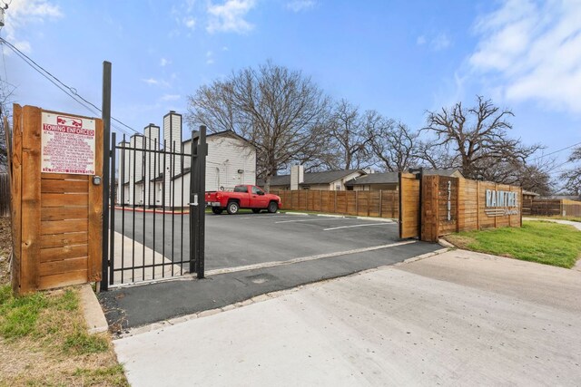 2706 Wheless Ln Bldg 5, Austin, TX 78723 - view of gate