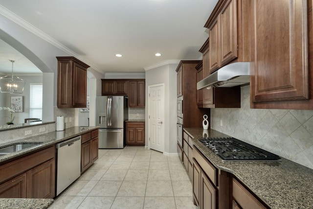 12421 Black Hills Dr, Austin, TX 78748 - kitchen with stainless steel appliances, under cabinet range hood, crown molding, a chandelier, and backsplash