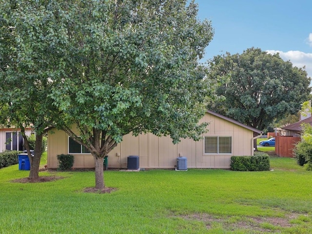 11608 Norwegian Wood Dr, Austin, TX 78758 - view of side of home with a yard