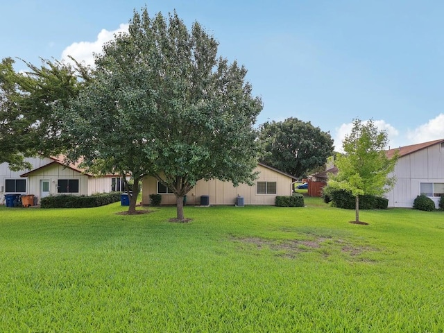 11608 Norwegian Wood Dr, Austin, TX 78758 - view of green lawn