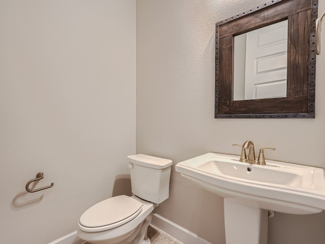 2800 Sebring Cir, Austin, TX 78747 - half bathroom featuring baseboards and toilet