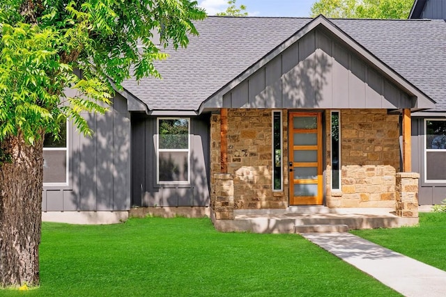 417 S Blanco St, Lockhart, TX 78644 - view of front facade featuring a shingled roof, stone siding, a porch, and a front lawn